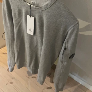 Cp company tröja - Säljer en fet cp. Company tröja! Tröjan är i nyskick och endast använd ett fåtal gånger. Tags finns kvar. Mitt pris 649 nypris 2000Tveka inte på att höra av dig vid frågor!