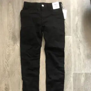 Fodrade jeans helt nya har endast provat. Säljer för jag inte använder den och de är förliten. Skinny fit jeans. Priset kan diskuteras 