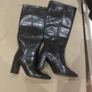 Svarta boots - De är använda en gång, köpta för 700kr klacken är ca 7cm