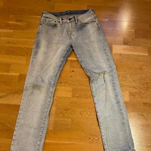 Blekta 511 Levis jeans. Sköna och snygga, perfekta till sommaren. Storlek: W31 L32 Perfekt passform om man vill uppnå ”Grisch stilen”.   Inga defekter ( så mycket som jag sett)