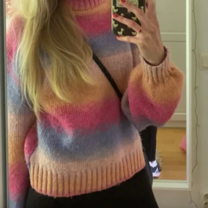 Stickad tröja - Färgglad stickad tröja från Bikbok! I storlek xs men passar absolut mindre och större storlekar