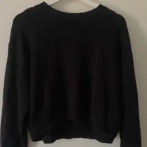Säljer denna svarta stickade tröja ifrån H&M då den inte längre kommer till någon användning. Passar S och XS