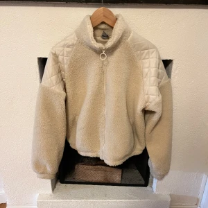 Vit Teddyjacka - En vit/beige teddyjacka från Lindex, helt slutsåld överallt och är som ny! Perfekt till våren och skicka om har frågor eller om ni vill köpa🥰