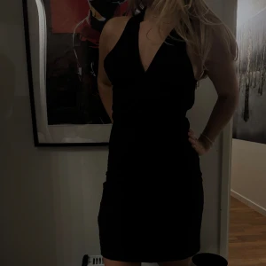 Svart klänning - Svart kort klänning i bra skick. Ett liknande kostym material och i bra skick.