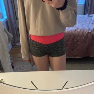 Tränings shorts  - Tränings shorts med två fickor på sidorna Storlek M men liten i storleken så passar även S