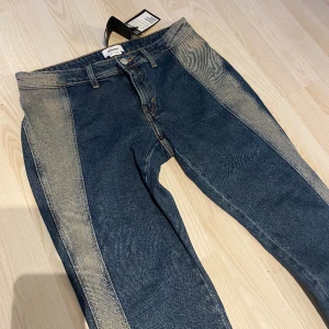 Jeans - Skit coola jeans från weekday. Säljer då dom är för korta🥴. Dom är 102 cm långa och sitter för kort på mig som är 1,80 typ. Jeansen är lågmidjade🩵 nypris är 650kr