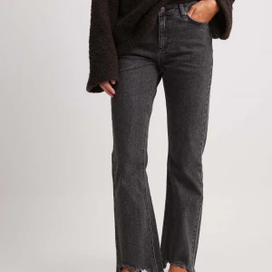 Byxor med rå kant NA-KD - Säljer dessa helt oanvända jeansen från NA-KD med lappen kvar! Ordinariepris är 549kr, slutsålda på hemsidan. Hör av er om ni har några frågor✨priset är förhandlingsbart!!