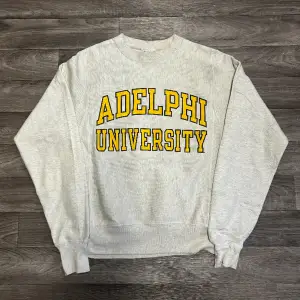 Snygg college sweatshirt i från Champion i storlek XS! Bara att skriva om du undrar över något🙏