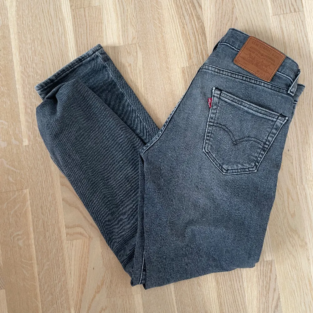 Säljer att par Levis jeans i stl W28 L30 i färgen mörkgrå ny pris 800kr mitt pris 250kr. Jeans & Byxor.