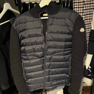 Moncler cardigan - Säljer min moncler cardigan, den är 10/10 i skick testad 2 gånger. Storlek L.