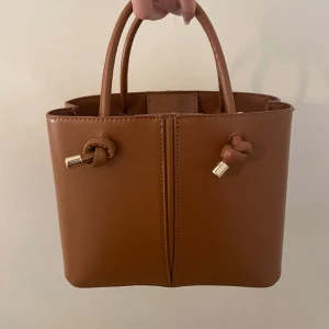 Zara väska - Säljer denna populära väska från zara. Den är oanvänd, slutsåld vad jag vet och storleken syns bäst på bild tre 🤍 på sista bilden är der spegeln som är smutsig och inte väskan 🤭