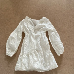 Vit klänning - Hej, säljer denhär fina vita klänningen. Köpte här på Plick men det va tyvärr för liten. Perfekt för studenten och sommaren🙌