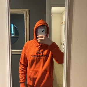 Orange peak perfomance hoodie - Den är i gott skick inga tydliga tecken på andvändning och säljes på grund av att jag inte andvänder den längre.