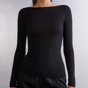 Intimissimi Boat Neck Ultralight - Säljer en svart tröja från intimissimi i modalkashmir. Tröjan är endast testad en gång. Alltså helt ny. Nypris: 449kr