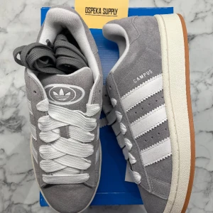 Adidas Campus 00s Grey White - Helt nya och oanvända Adidas Campus 00s Grey White i Storleken 40. Pris: 1499+frakt. Finns en kvar tillgängliga i denna storlek så passa på!   Skicka ett meddelande vid intresse eller frågor. 