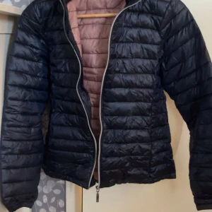 Marinblå vårjacka - Marinblå vårjacka från ellos. Har innerfickor och fickor på utsidan som vanligt. Fint använt skick. Storlek 164. Säljer för 200kr.