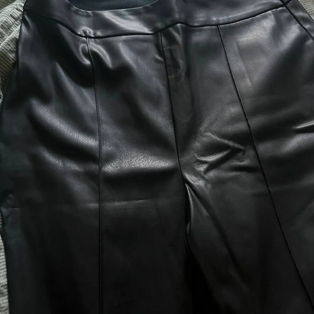 Svarta byxor i läderimitation ifrån Asos i storlek 44. Byxorna är endast testade och är i nyskick🩷  100% polyester  Nypris: 269kr💗. Jeans & Byxor.