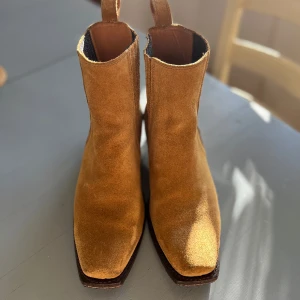 Primeboots  - Boots i comboy stil från Primeboots, gjorda i Skåne!  Helt nysulade då de hade en lädersula. Använda endast en gång. Rätt smala i fötterna 