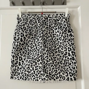 Leokjol - Vit och svart leopard-kjol från H&M i storlek 36. Tajt passform. Stretchigt material. Använd en gång, i fint skick. Bara att fråga om det är något du undrar! Kan mötas på Järntorget i Göteborg eller skicka, köparen står för frakt.
