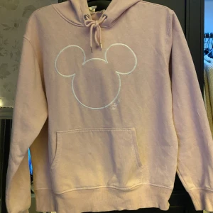 Super söt hoodie hm🩷 - Denna Disney tröjan är för liten för mej ju tyvärr, jag önskar kollektionen var kvar 🩷