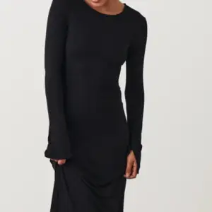 Ny svart maxi klänning från Gina Tricot. Aldrig använd, kostar 400 på hemsidan och säljer för 300 kr