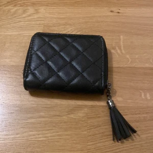 Svart plånbok  - Svart plånbok från dollar store, bra skick, original pris 30kr 