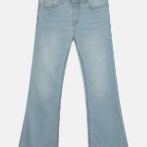 Säljer nu mina absoluta favorit jeans från lindex i strl 152! Säljer pga att dom tyvärr har blivit för korta på mig🩵 Orginalpris: 349 säljer för 150 pris kan diskuteras vid snabb affär 🩵