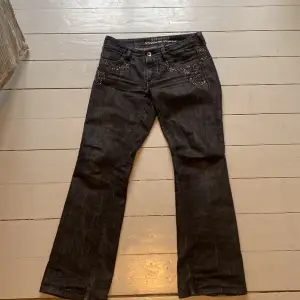  Ett par snygga svarta jeans med pärlor på köpta på second hand förhandla priset