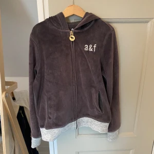  Sip up hoodie -  Hoodie från ekan i en fin grå färg . Den är i storlek elva till tolv år och är super mysig 😍🙏