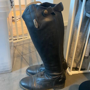 Nya ridstövlar  - Nya ridstövlar från Hööks. Storlek 38. Omkrets är 34cm. 