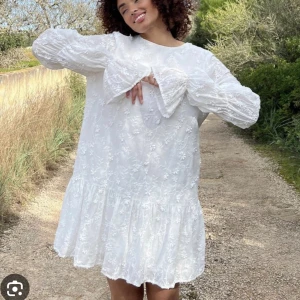 Populär nakd klänning!  - Säljer denna oanvända vita klänning från nakd i strl 36🤩 Så snygg till studenten eller bara som en sommarklänning!