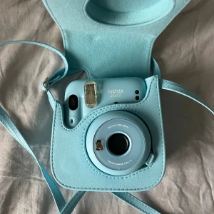 Polaroidkamera - Jättebra skick! Använd få gånger 💓💓 nypris: 959kr! Pris kan självklart diskuteras!<3 Väskan får du även med!