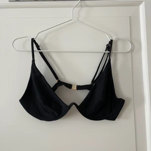 Bikiniöverdel  - Bikiniöverdel i svart. Från Nelly i storlek 75D. Bygel, reglerbara band och utan vaddering. Använd en gång, i nyskick. Bara att fråga om det är något du undrar! Kan mötas på Järntorget i Göteborg eller skicka, köparen står för frakt.