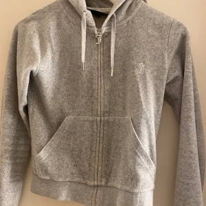 Juicy tröja  - Säljer denna juicy tröja som är använd lite men ändå super fint skick!🥰skriv om ni har frågor !!