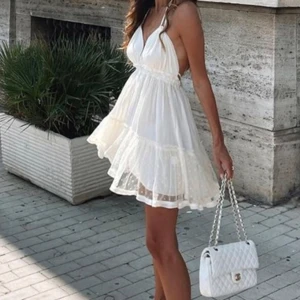 Vit sommarklänning  - Jättesöt vit sommarklänning, aldrig använd (lånade bilder). Storlek S