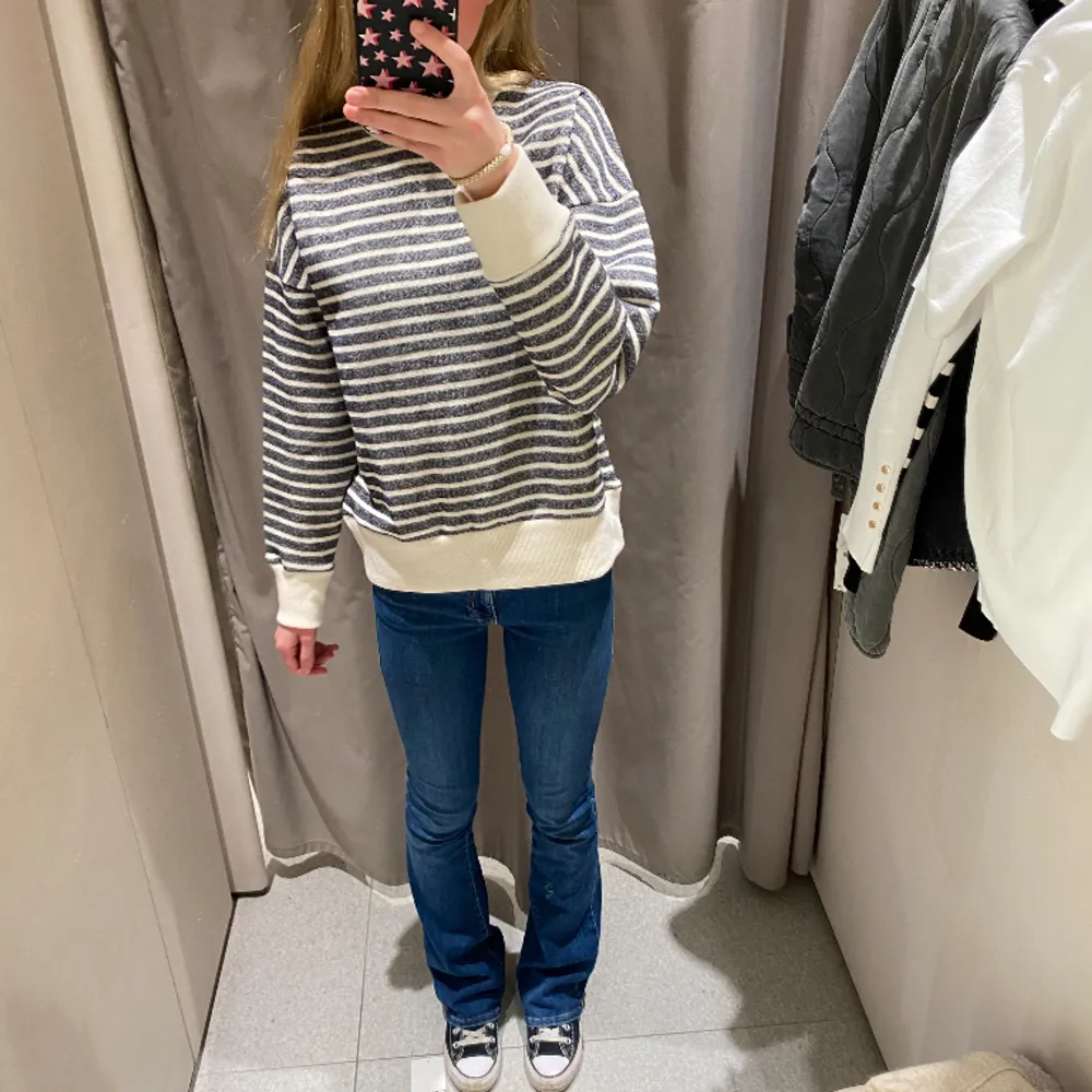 En vit-grå randig sweatshirt/ stickad tröja från Zara. Jätteskön och varm. Använt max två gånger!💗💗💗. Hoodies.