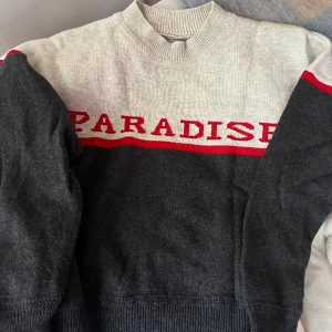 Stickad tröja från Isabel Marant Étoile - Säljer min tröja från Isabel Marant Étoile i storlek 36. Jättefin tröja. som känns lite after ski/retro skidtröja. Men ej blivit använd på ett år så nu får den gå vidare.  Jättemjuk och älskar den gråa färgskalan och den röda accentfärgen.