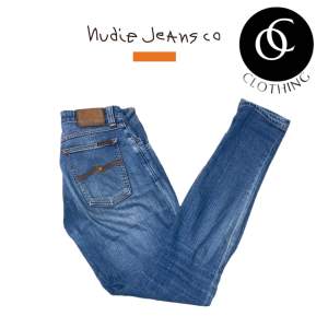 Säljer ett par riktigt snygga Nudie Jeans i storlek, 28/32 skick 8/10 modell är 175 cm lång.