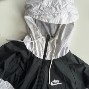 NIKE REGN/VIND-JACKA - Mycket bra kvalité!! En riktigt bra vår och sommar jacka!  Mycket bekväm! Storlek S i herrstorlek men kan användas unisex 