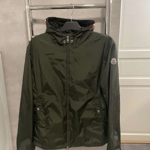 moncler windbreaker  - Tjena!  Säljer en moncler windbreaker väldigt bra skick utom att det finns ett litet pinnhål. Size 5 passar även L/XL