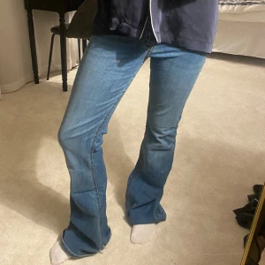 Snygga Bootcut jeans - Storlek 36 från Zara, sitter som midwaist. Assnygga med bra passform och nice mörkare söm längs båda yttersidorna