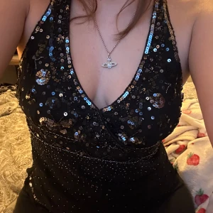 Söt vintage glittrig topp - Vintage svart topp med fina glitter detaljer! Jätte fint skick storlek M🫶🏻 Använd köp nu funktionen💋