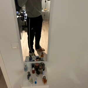 Arigato tracksuit - Säljer nu min arigato tracksuit för den ej används⚡️ Nyskick knappt använd  Byxor storlek S/M är 180 o sitter perfekt Zip tröjan är storlek S/M samma där sitter perfekt på mig som är 180  Paketpris 1200💵