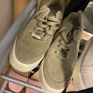 Nike - Nikea airforce 1, dam storlek 39 Knappt använda 