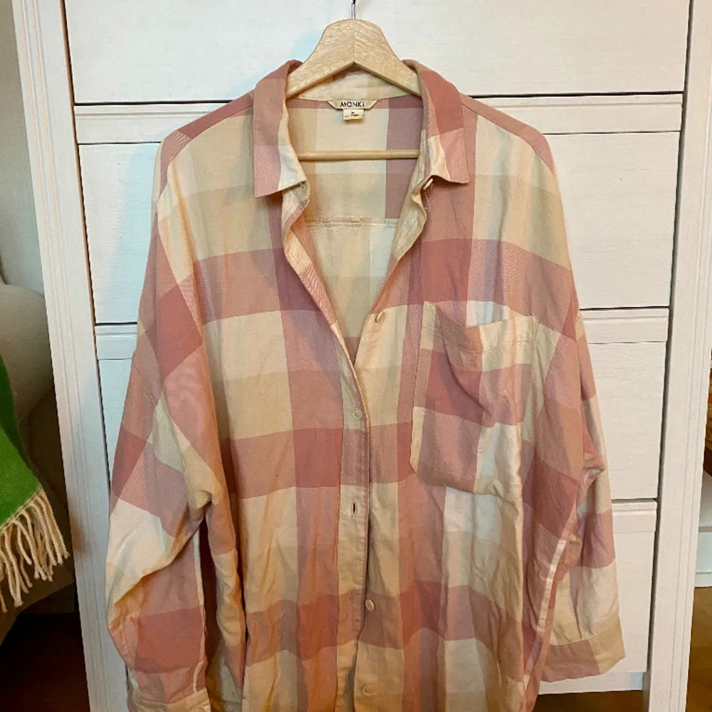 Jättefin rosa/vit-rutig skjorta från MONKI, strl M, Oversized!. Skjortor.