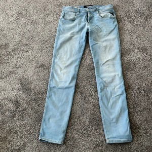 Jeans - Ljusblå denimjeans, stretch. Mycket gott skick.