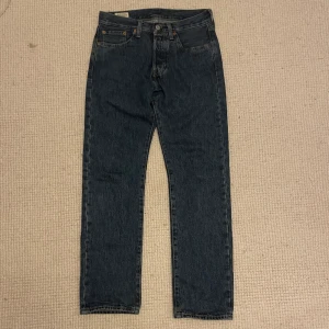 Levis 501 - Hej! Säljer nu dessa super snygga Levis 501. Superfint skick! 