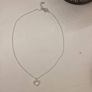 Säljer detta silver halsband då de inte används längre❤️ fint skick och priser kan diskuteras hör av er vid frågor eller intressen❤️❤️