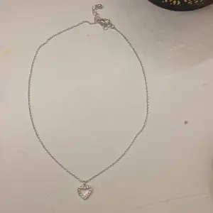 Säljer detta silver halsband då de inte används längre❤️ fint skick och priser kan diskuteras hör av er vid frågor eller intressen❤️❤️