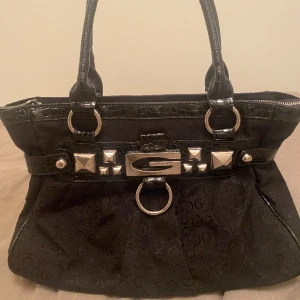 Svart handväska - Jättesöt svart handväska med silvriga detaljer. Köpt på second hand i somras! 